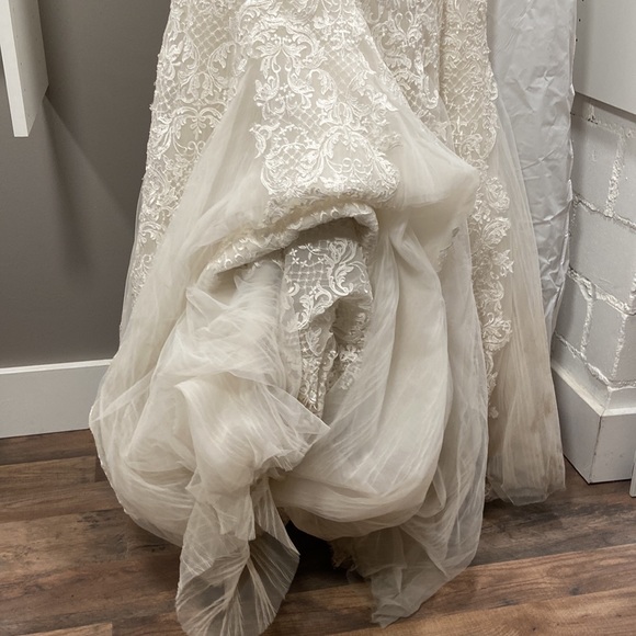 Wedding dress - Picture 5 of 7